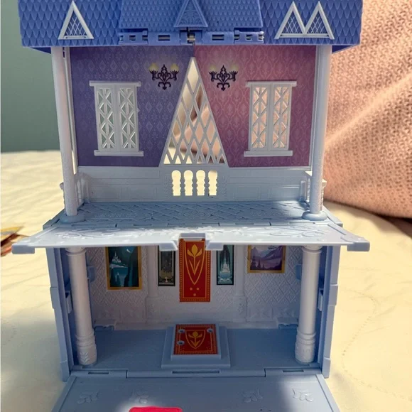Frozen pop up Dollhouse with Elsa and Anna and their Accessories - Picture 3 of 8